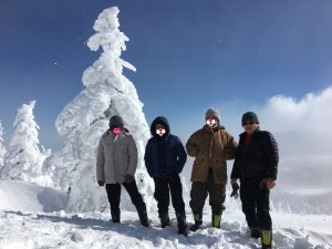 樹氷の前で記念撮影